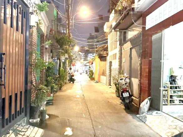 Ban nha Cach Mang Thang Tam Quan 10 40m2 6.8ty 0