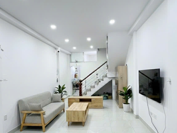 Ban nha Cach Mang Thang Tam Quan 10 40m2 6.8ty 5